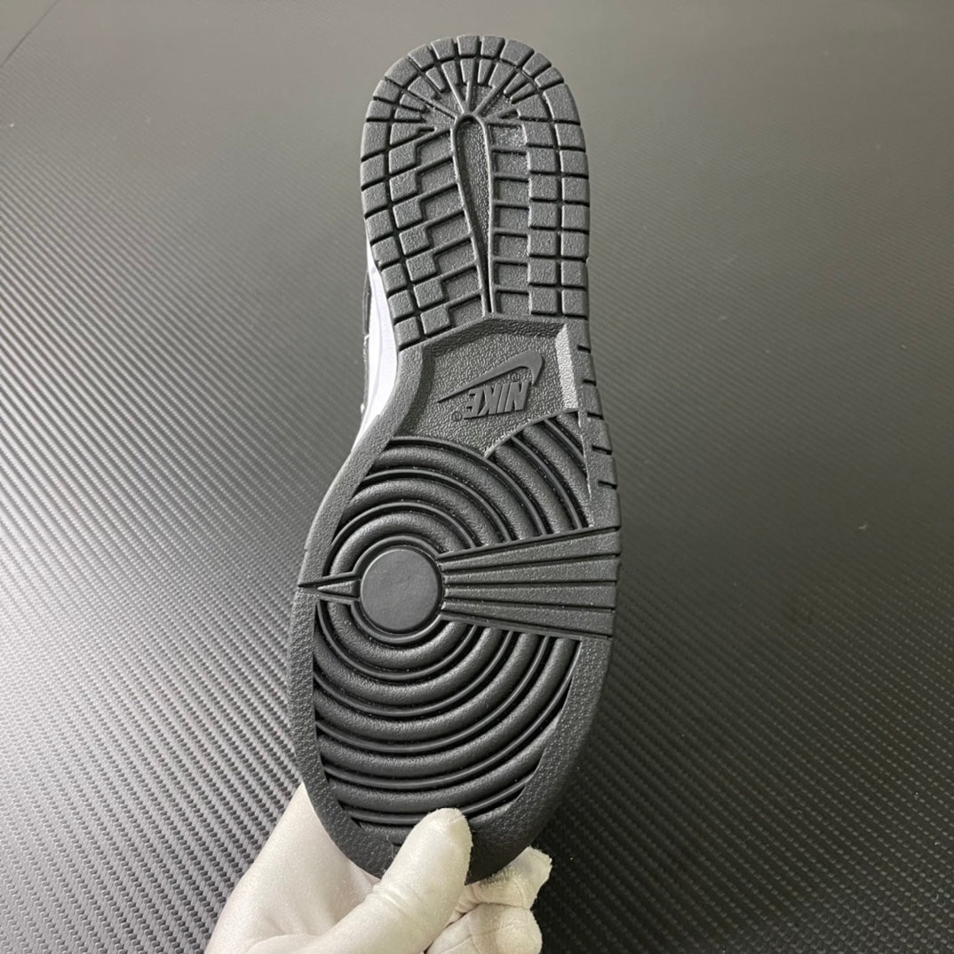 Dunk Low “Panda”