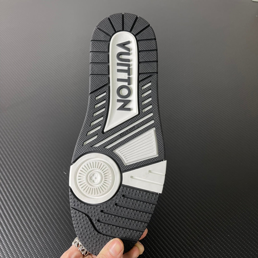 Louis Vuitton Trainer “White Black”