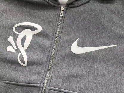 Conjunto Syna World x Nike Solo Swoosh Fleece Grey