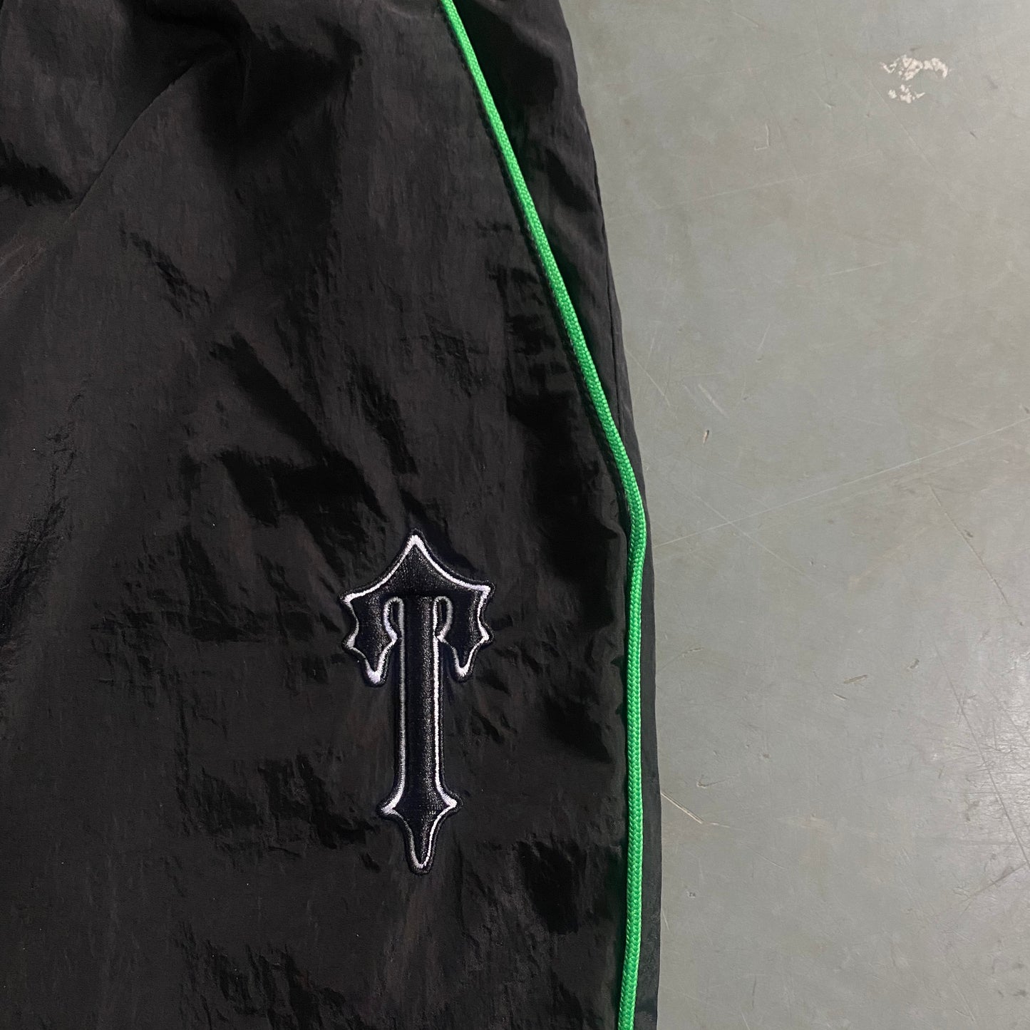 Conjunto Trapstar Shellsuit “Black Green”