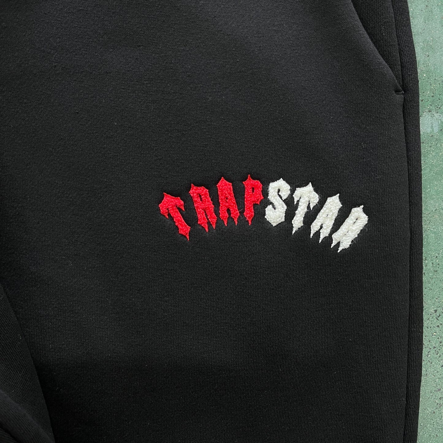Conjunto Trapstar Hoodie “Black Red”