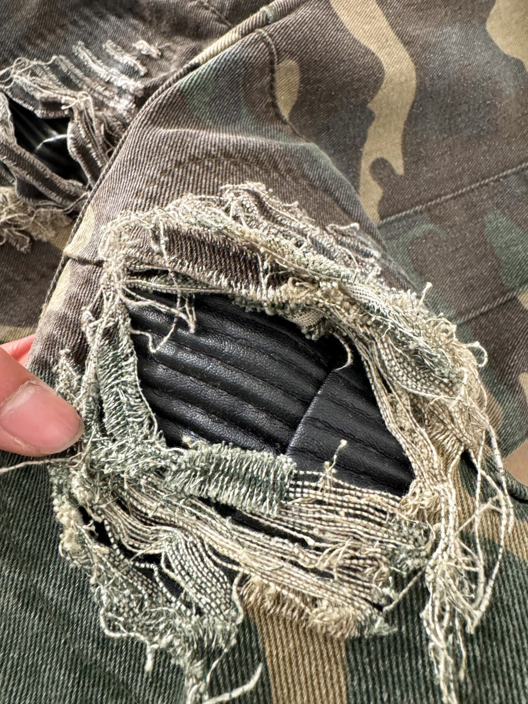 Calça Jeans Amiri “Camuflada”