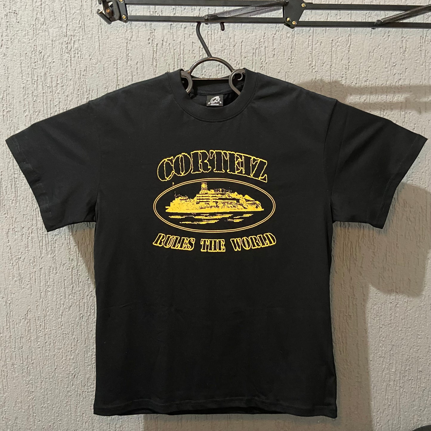 Camisa Fosforescente Corteiz Rules The World “Preto”