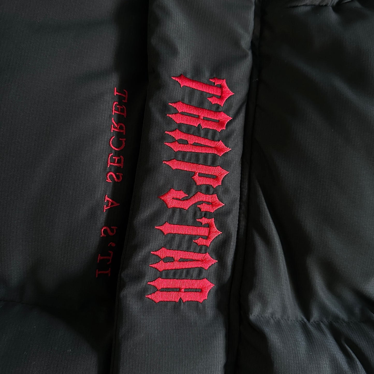 Trapstar Puffer Jacket “Black Red”