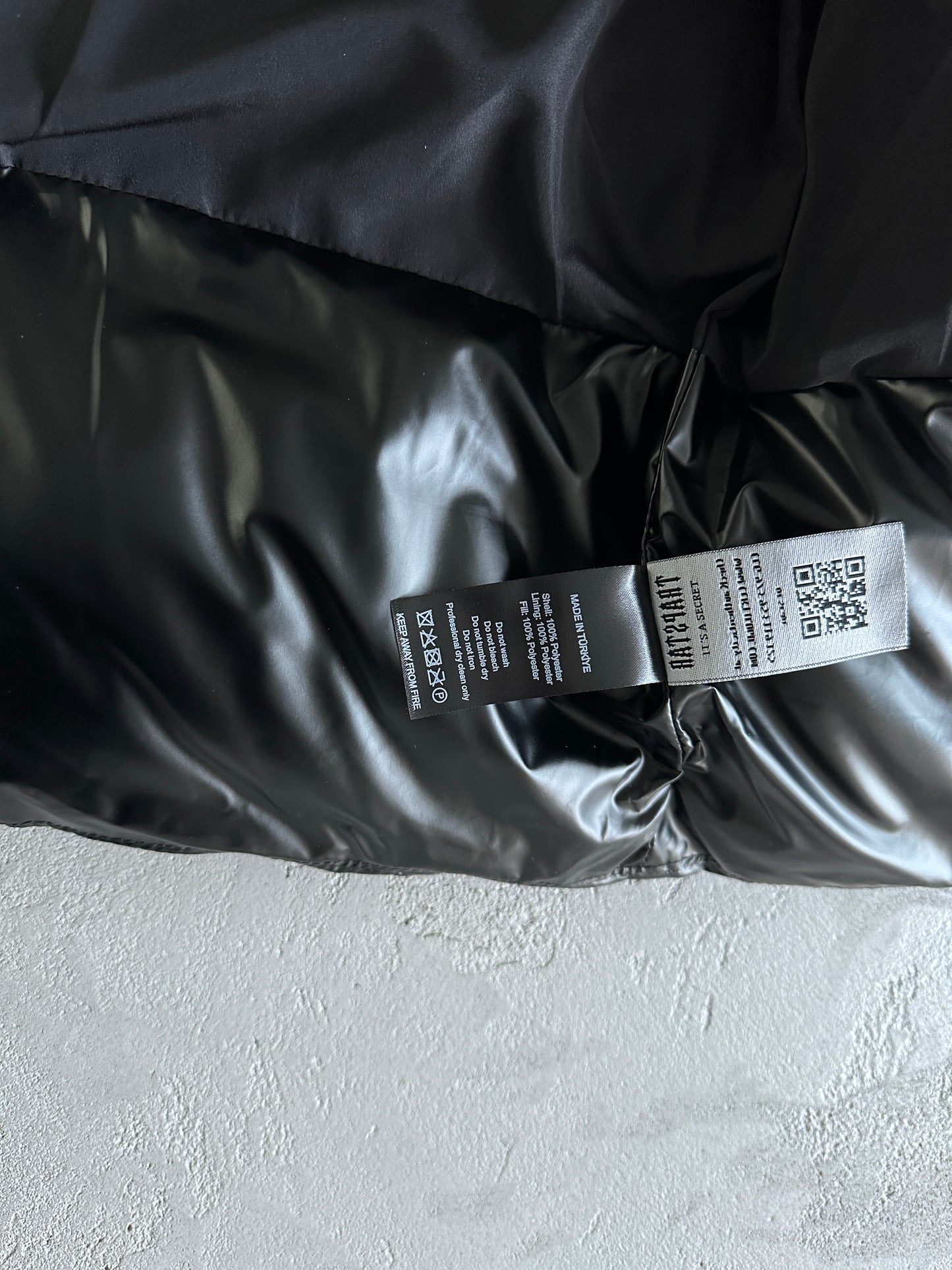 Trapstar Embossed Puffer Jacket “Black”