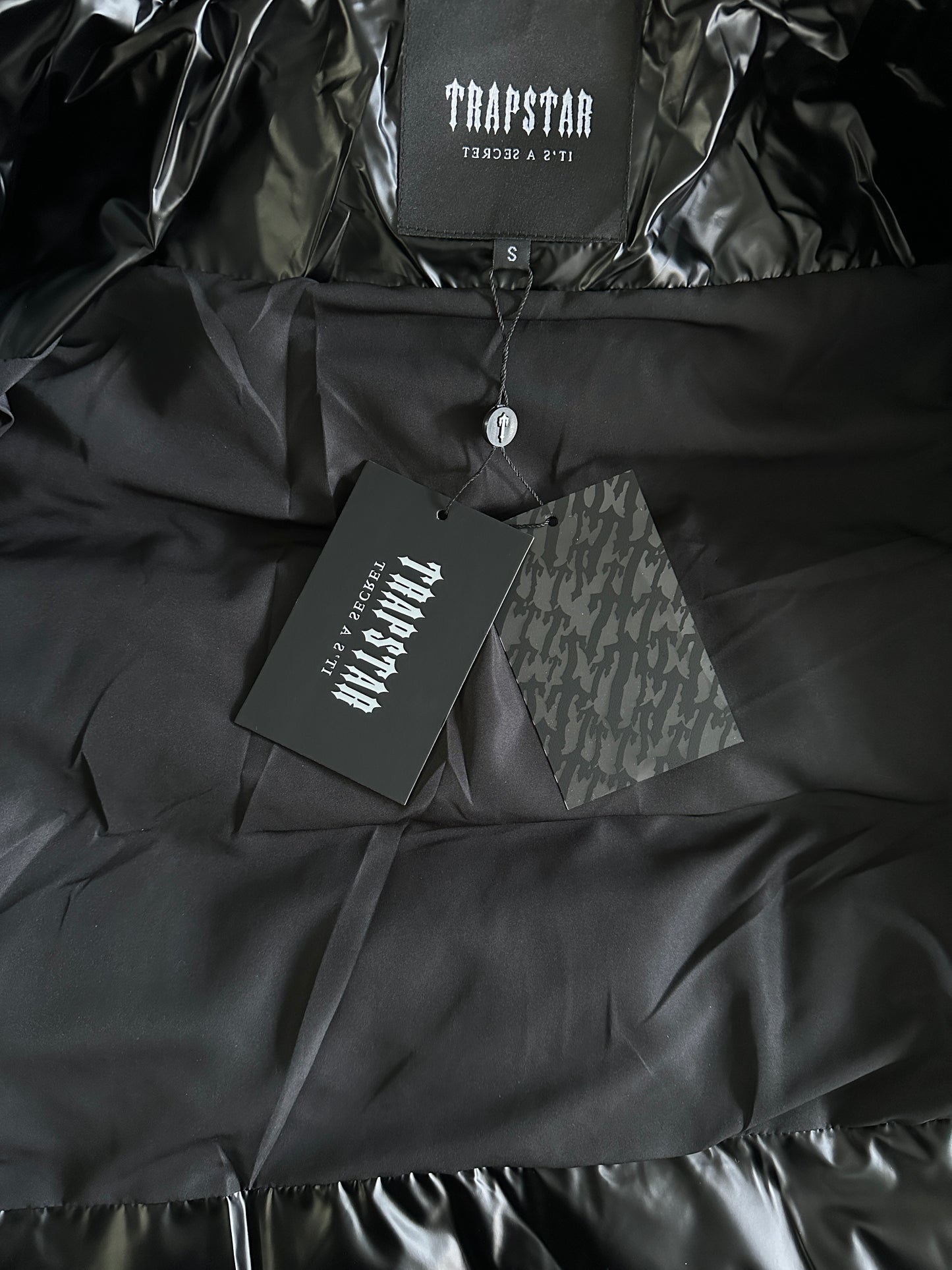 Trapstar Embossed Puffer Jacket “Black”