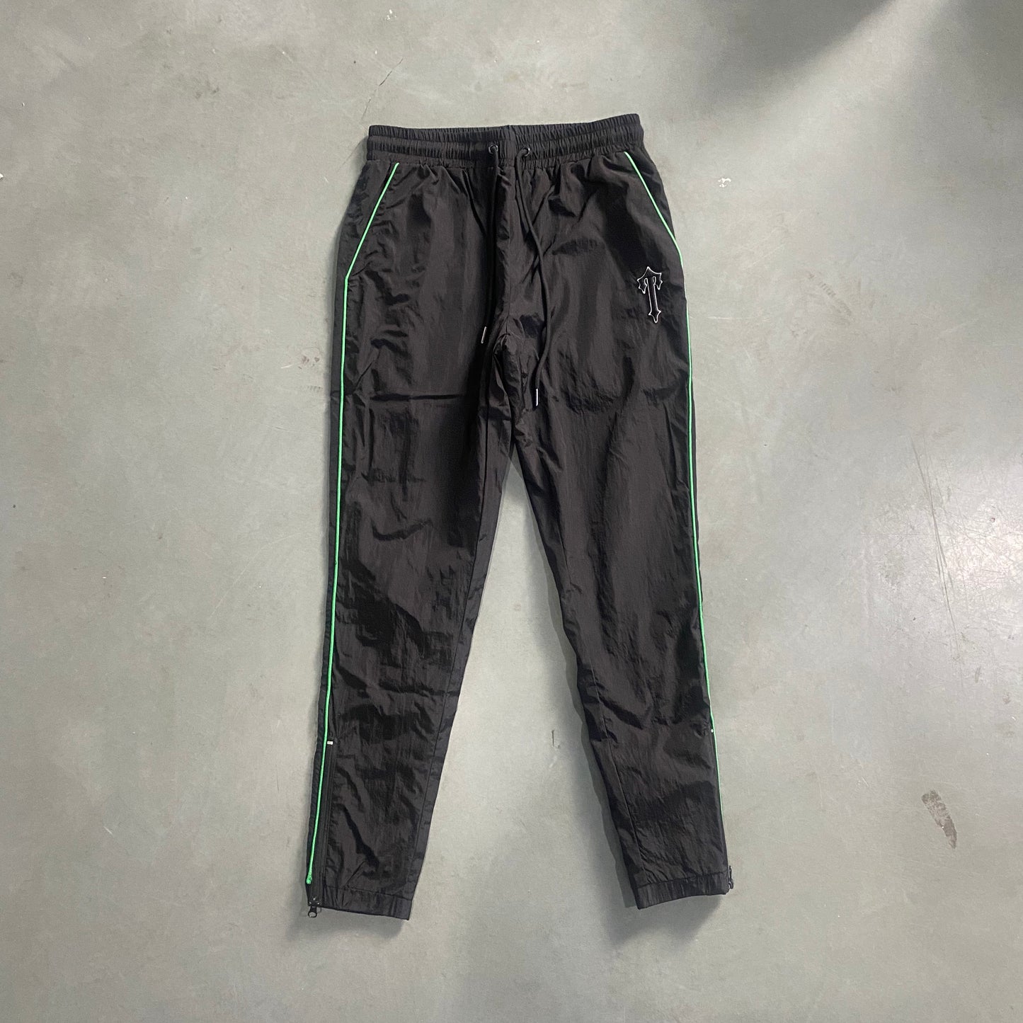 Conjunto Trapstar Shellsuit “Black Green”