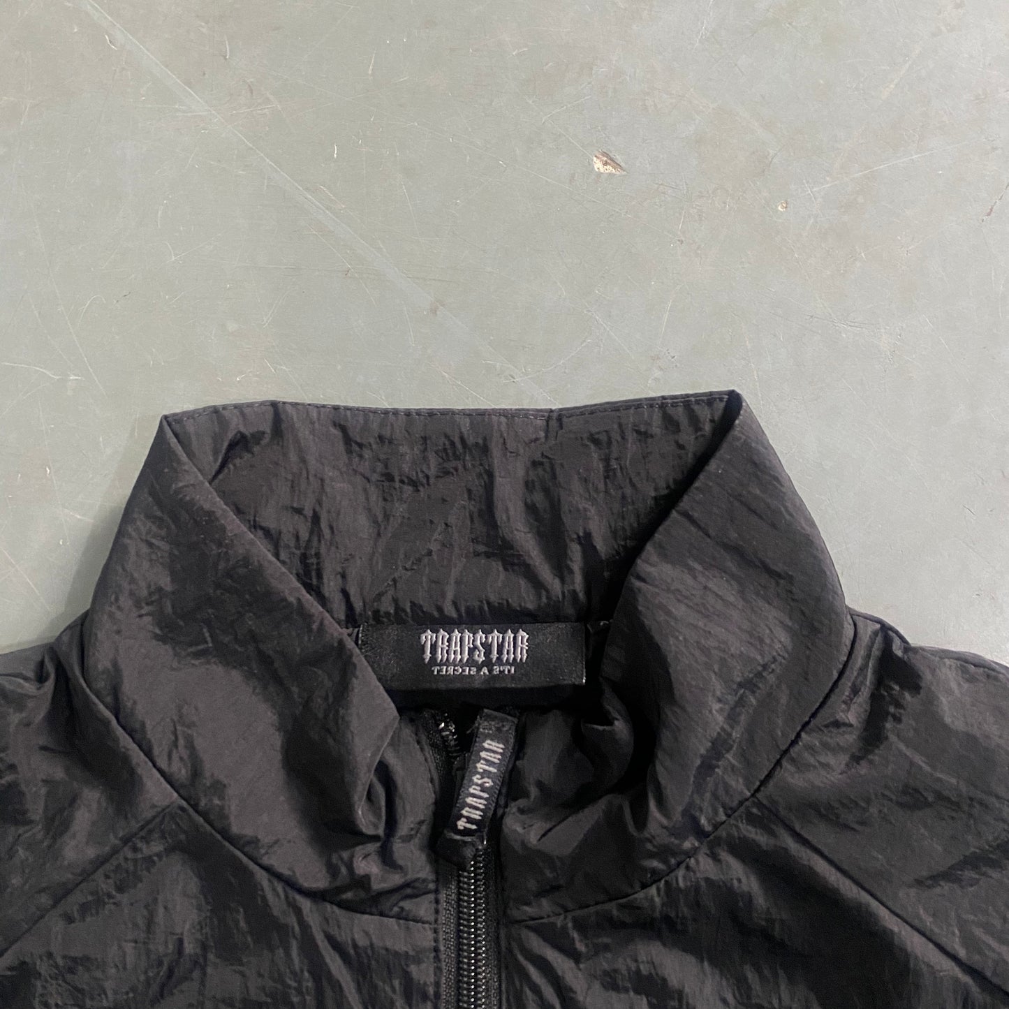 Conjunto Trapstar Shellsuit “Black Green”