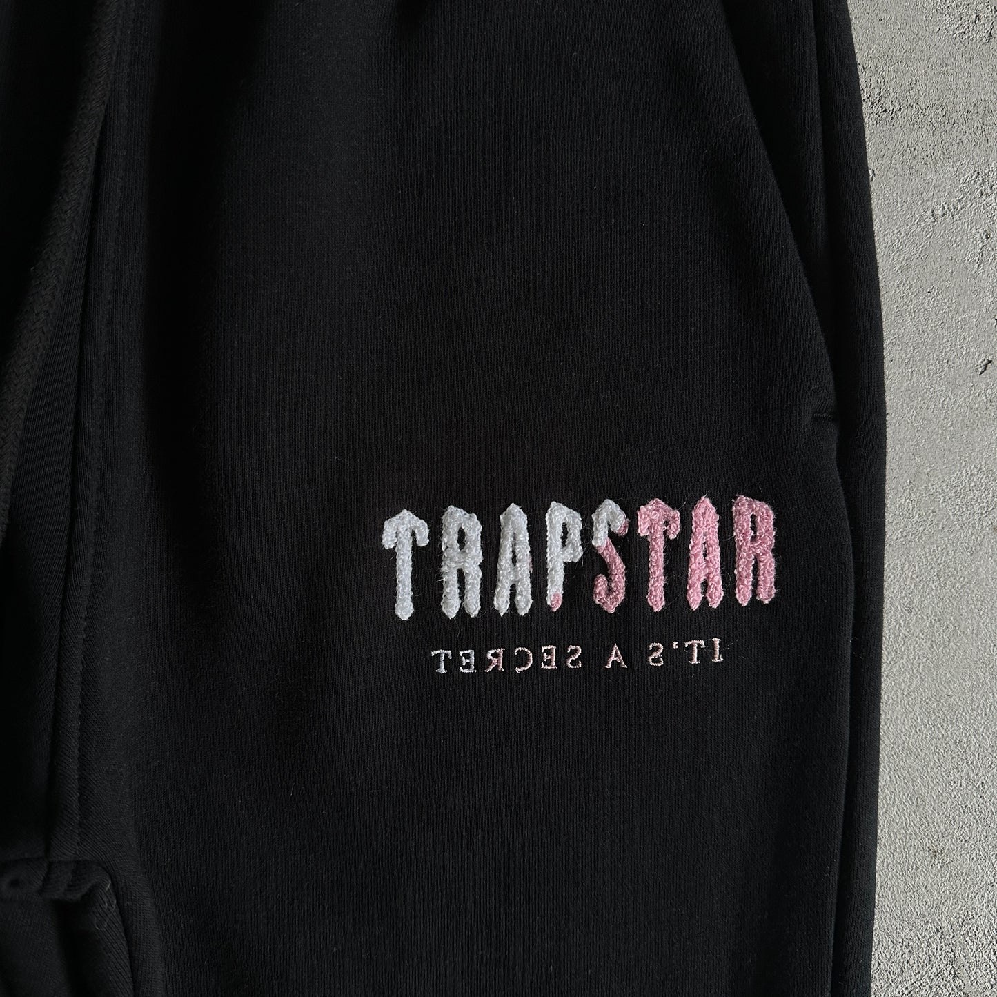 Decoded Chenille Hoodie “Black Pink”