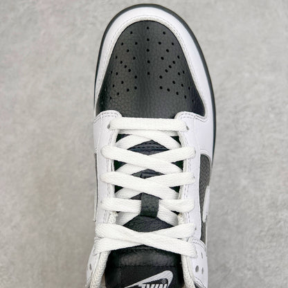 Dunk Low “Reverse Panda”