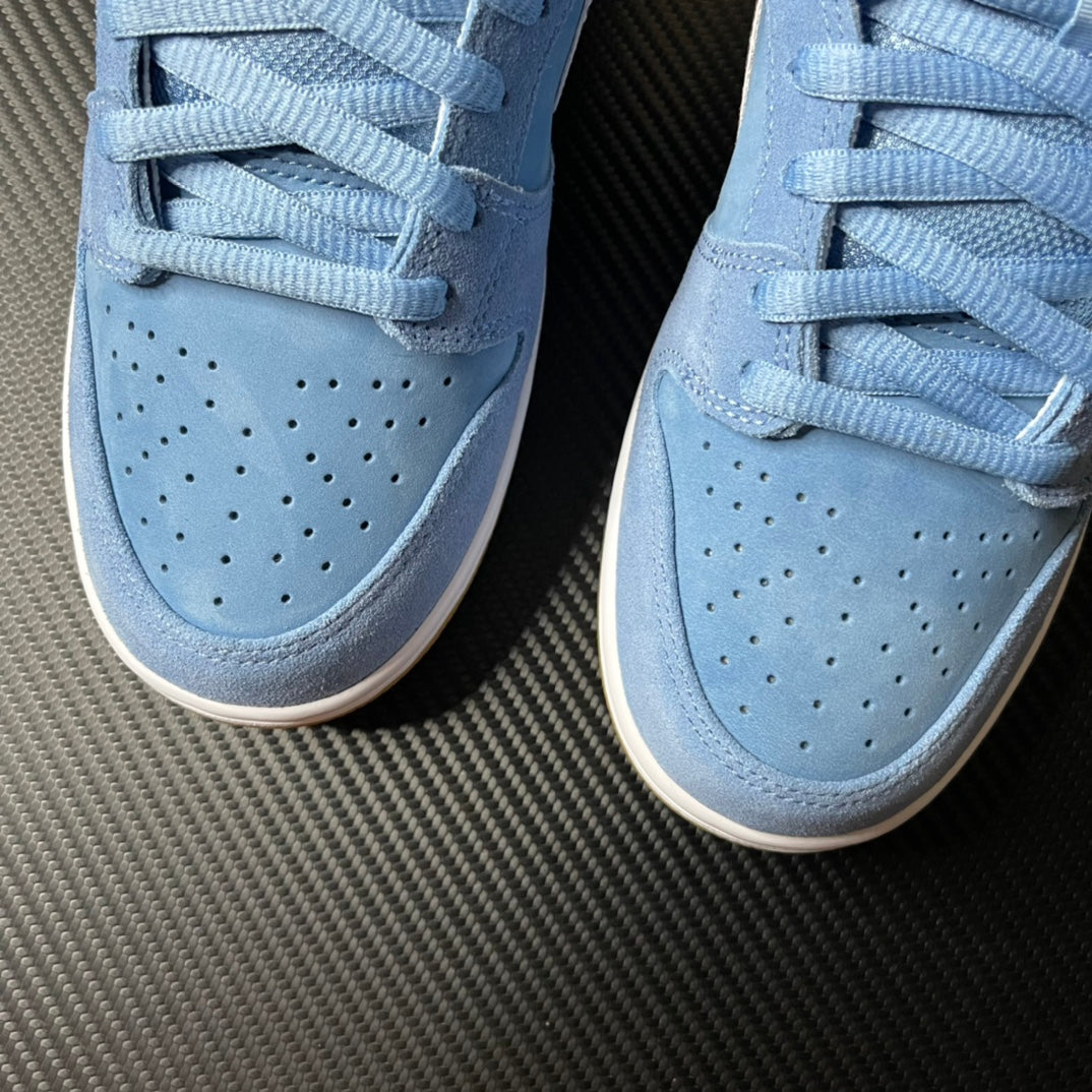 SB Dunk Low “Phillies Blue”