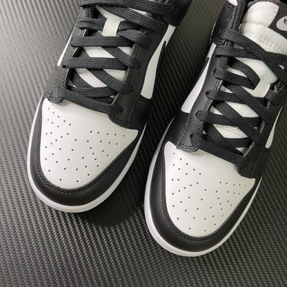 Dunk Low “Panda”