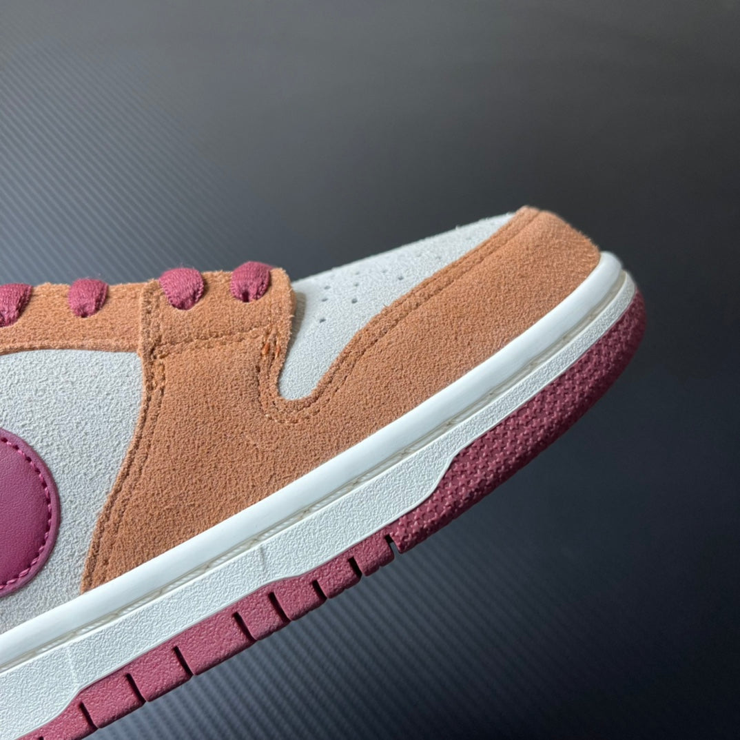 SB Dunk Low “Dark Russet”