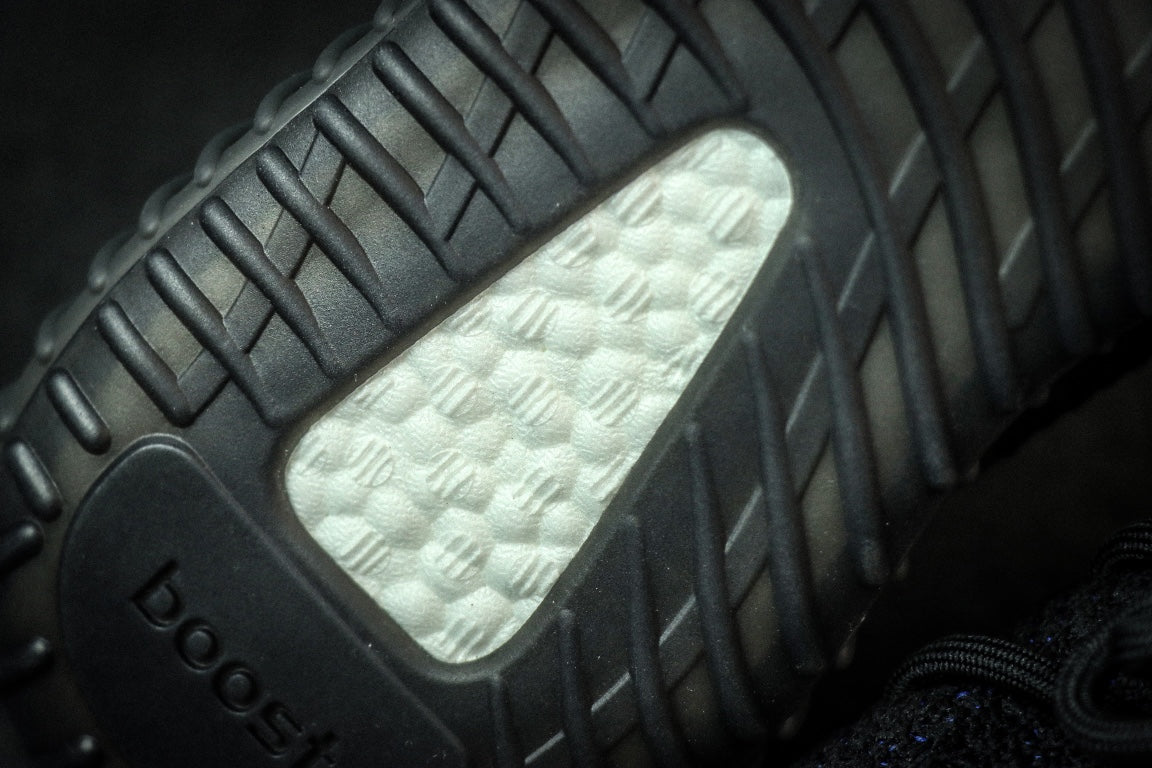 Yeezy 350 V2 “Dazzling Blue”