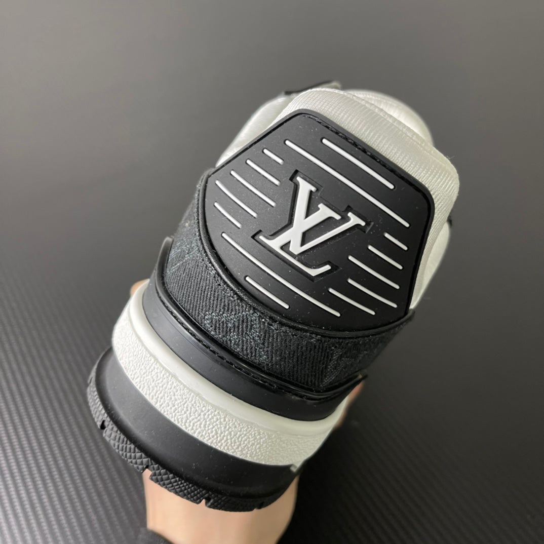 Louis Vuitton Trainer “White Black”