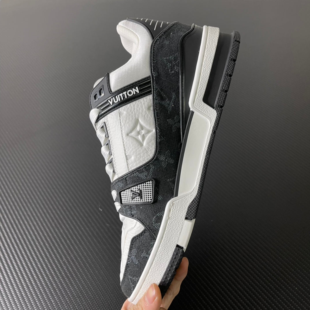 Louis Vuitton Trainer “White Black”