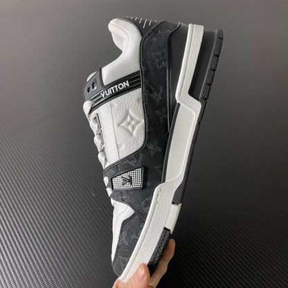 Louis Vuitton Trainer “White Black”