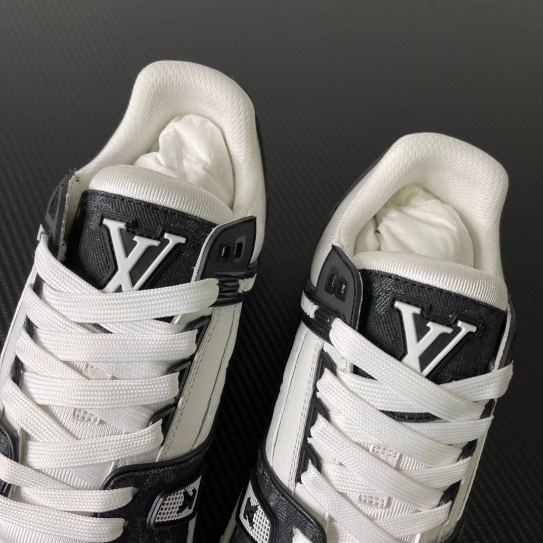 Louis Vuitton Trainer “White Black”