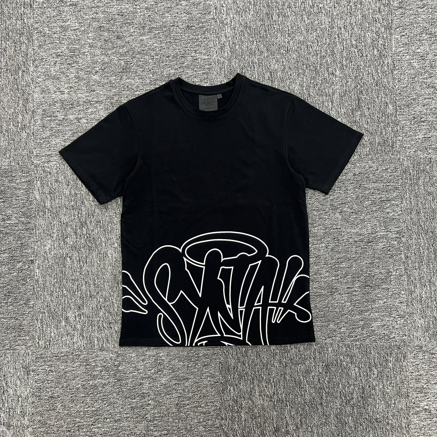 Syna World Outline Tee “Black”