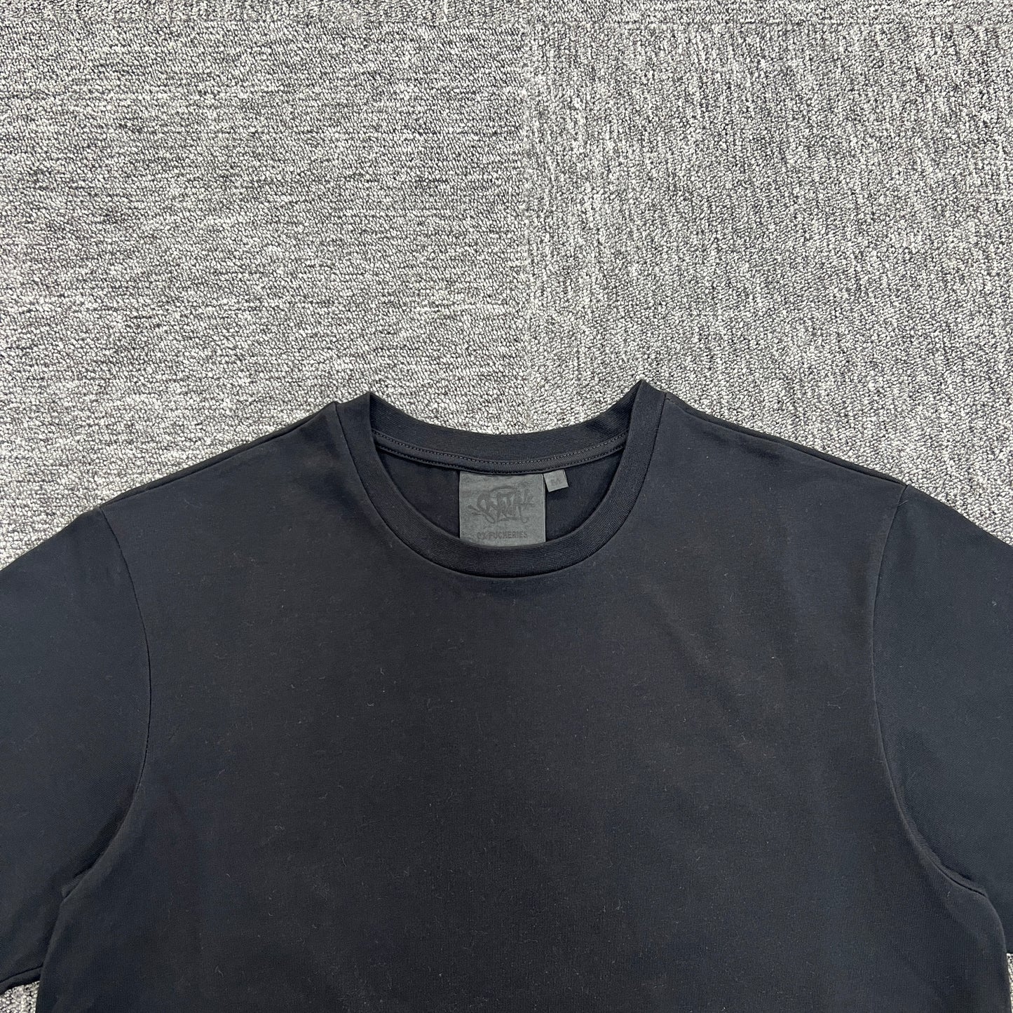 Syna World Outline Tee “Black”