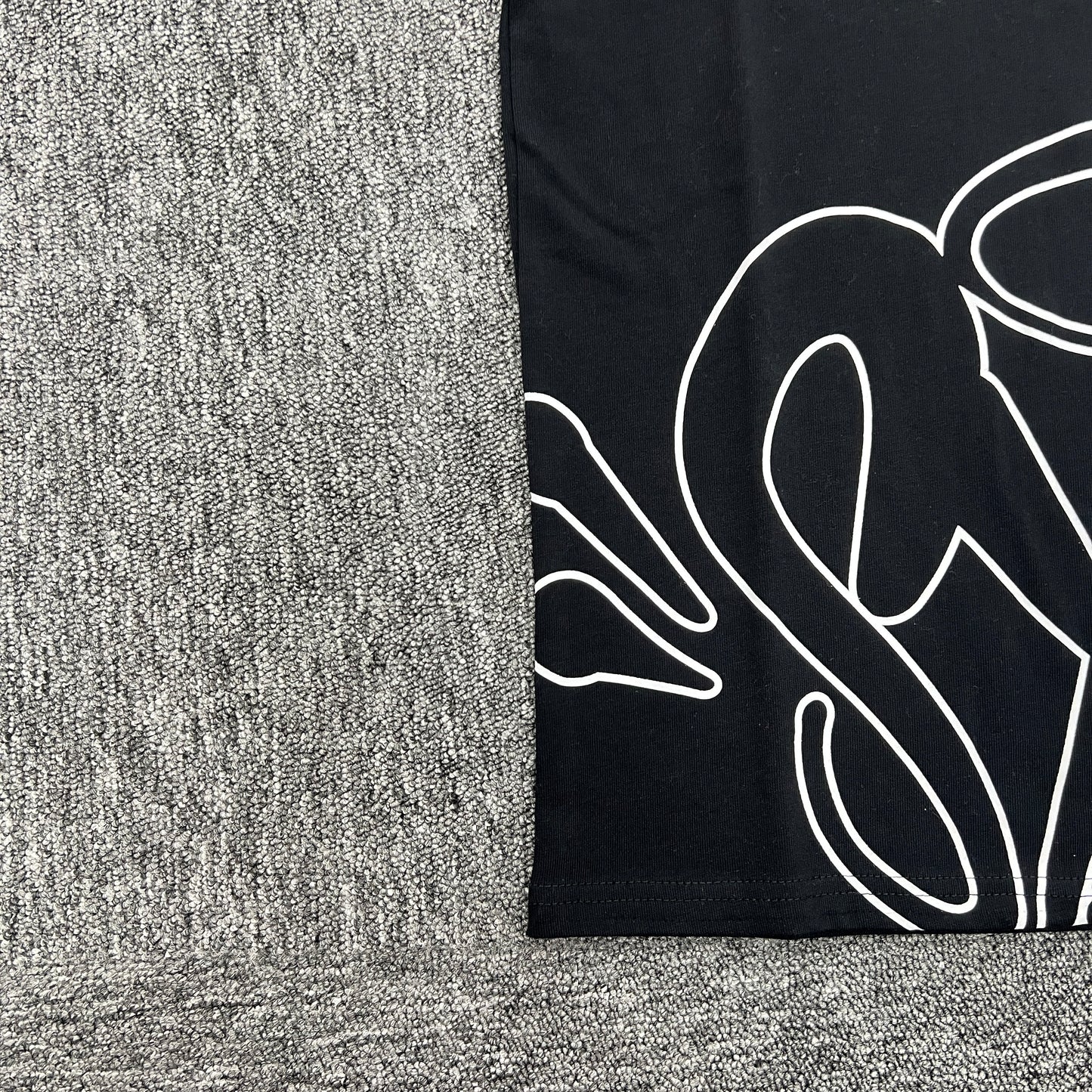Syna World Outline Tee “Black”