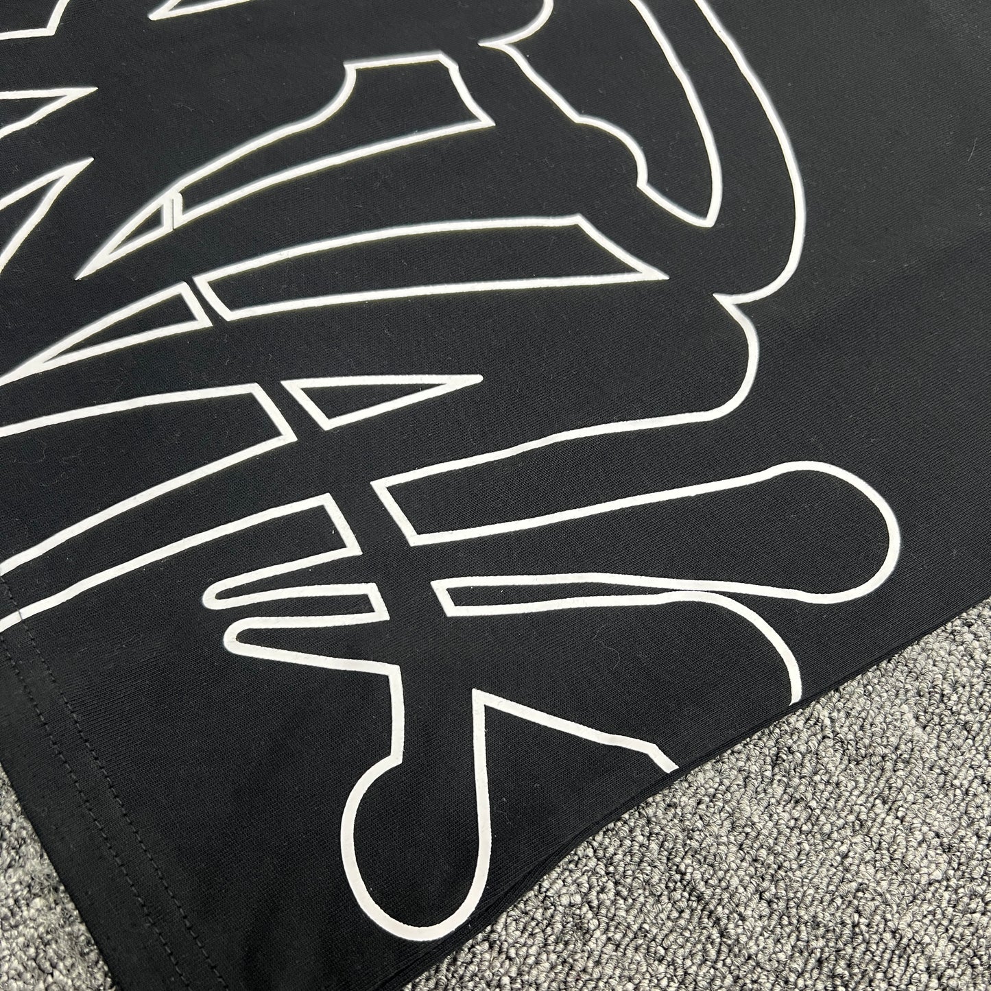 Syna World Outline Tee “Black”