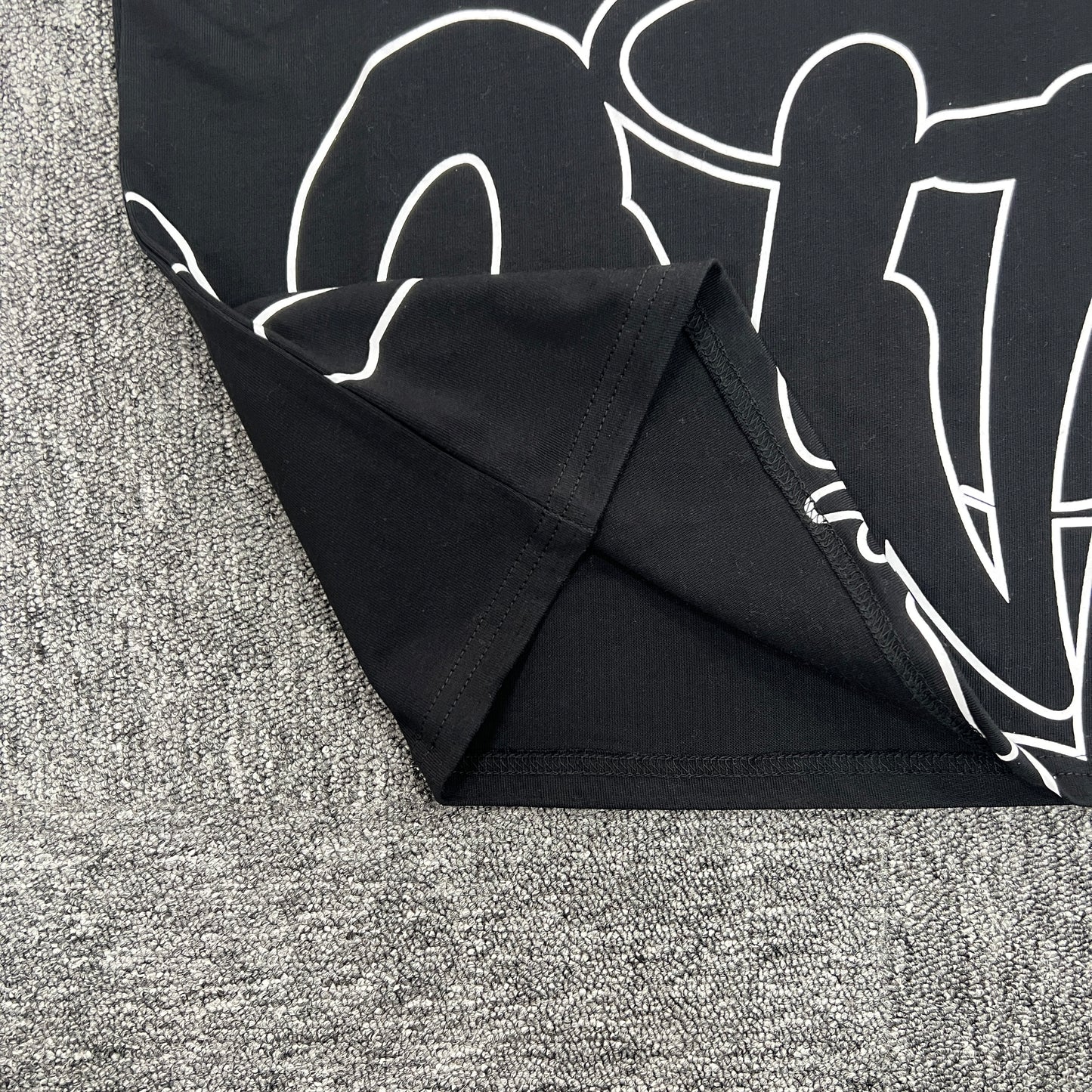 Syna World Outline Tee “Black”