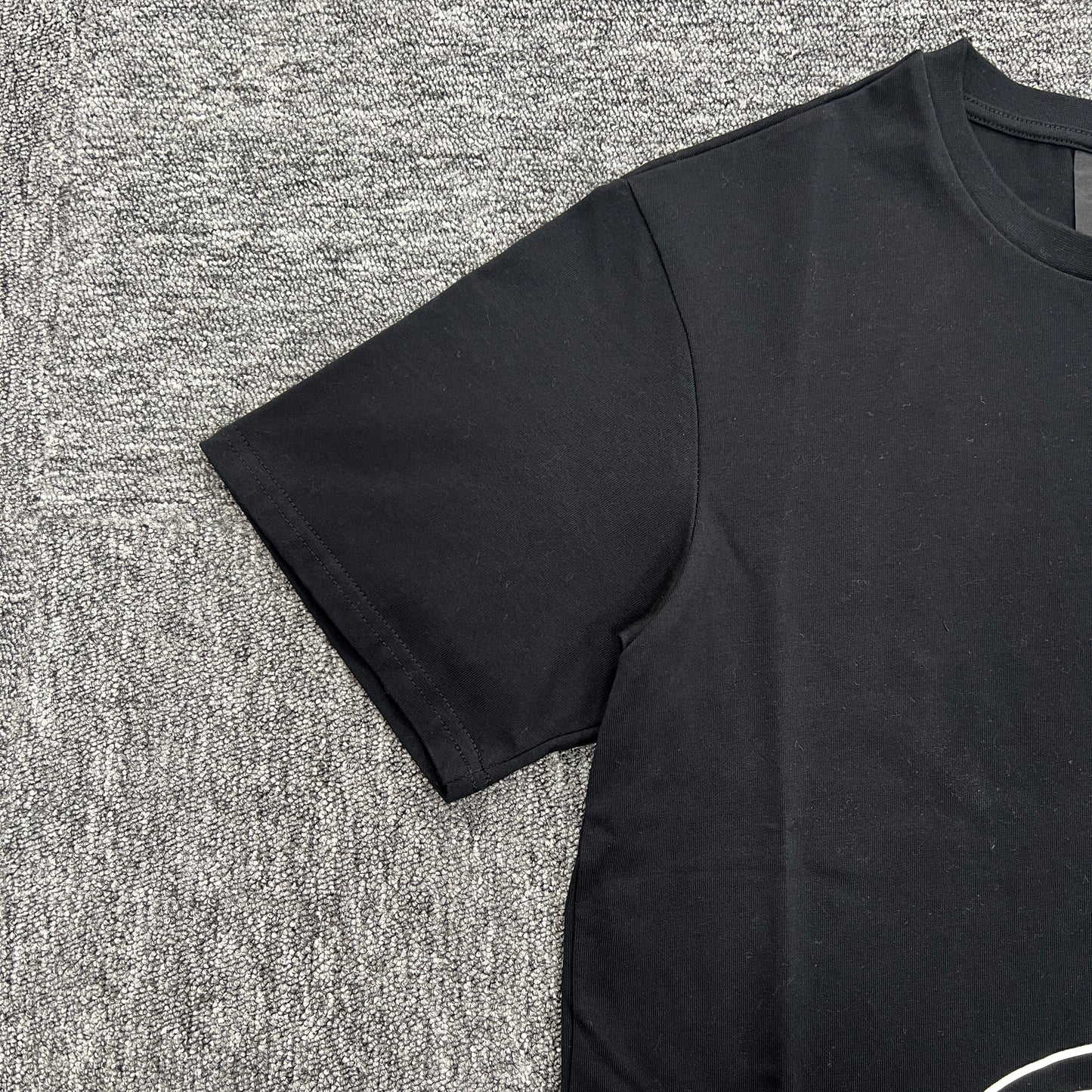 Syna World Outline Tee “Black”