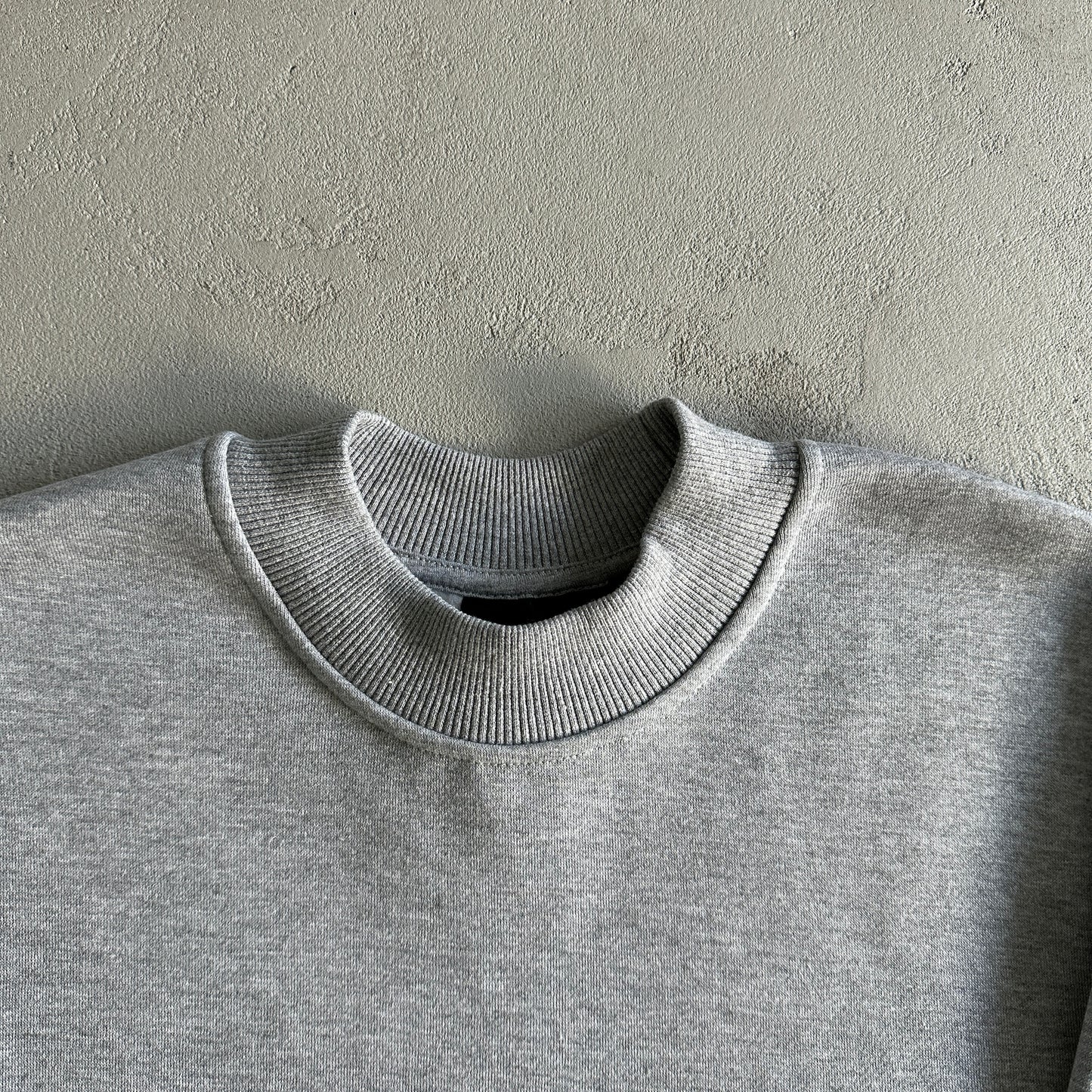 Syna World Round Neck “Greay”