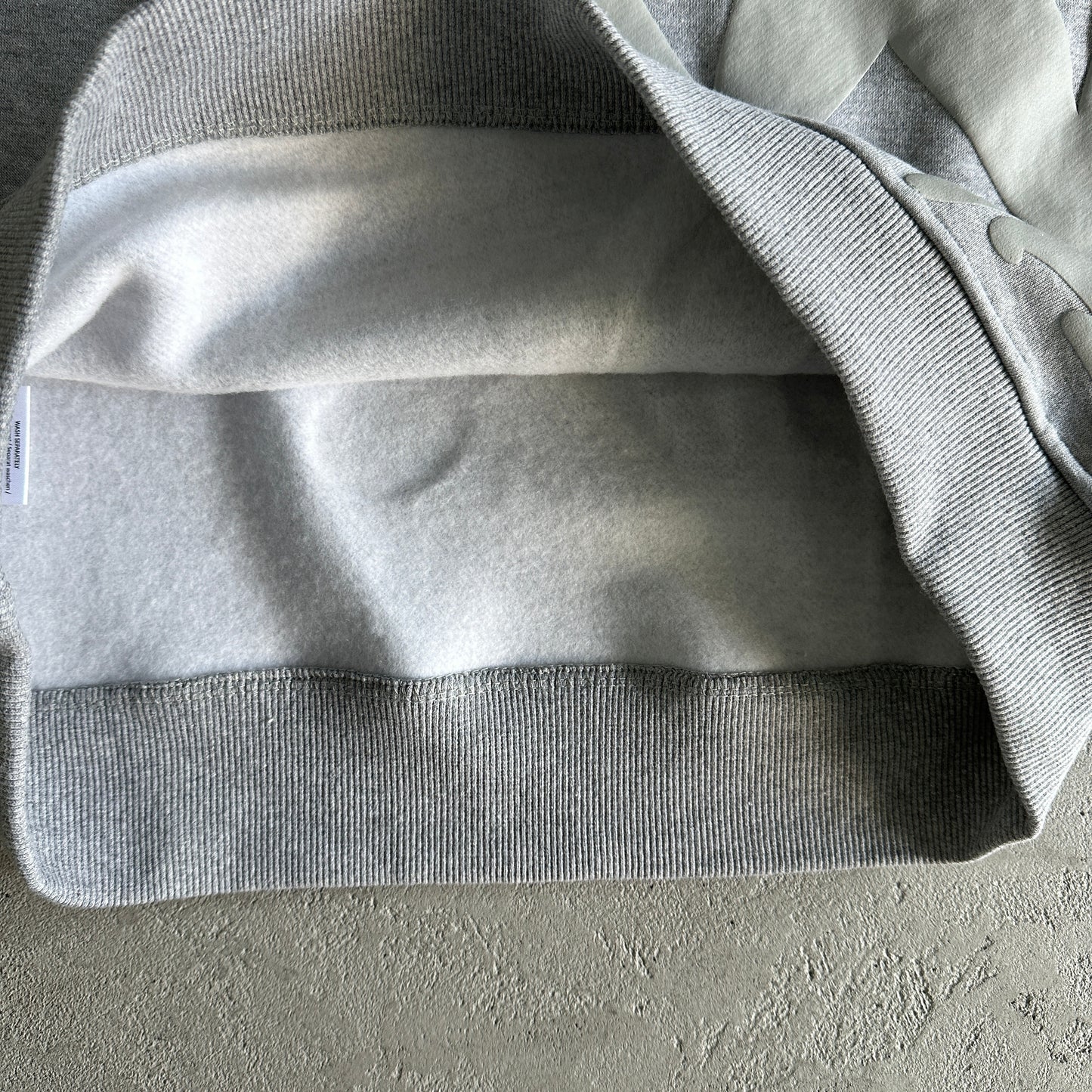 Syna World Round Neck “Greay”