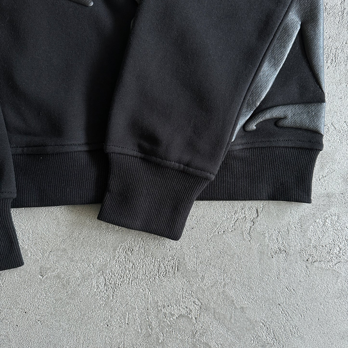 Syna World Round Neck “Black”