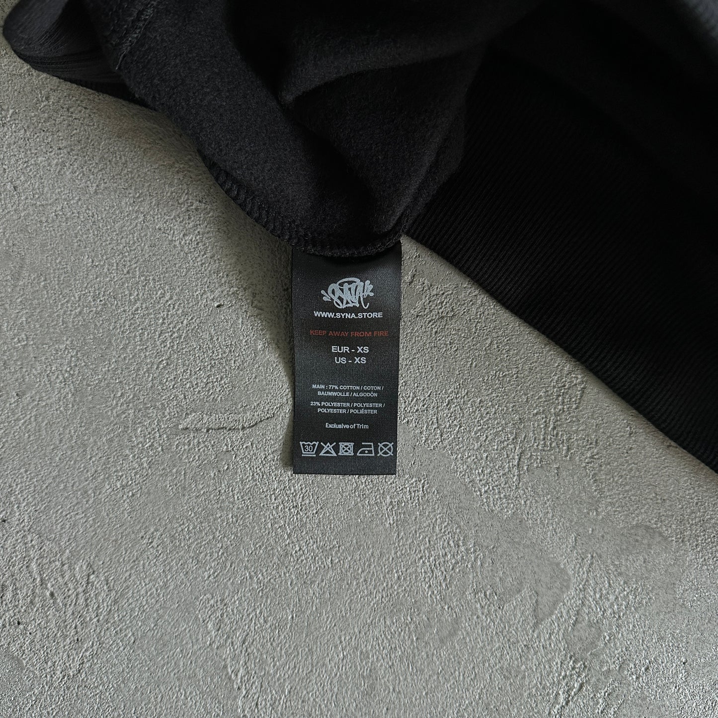 Syna World Round Neck “Black”