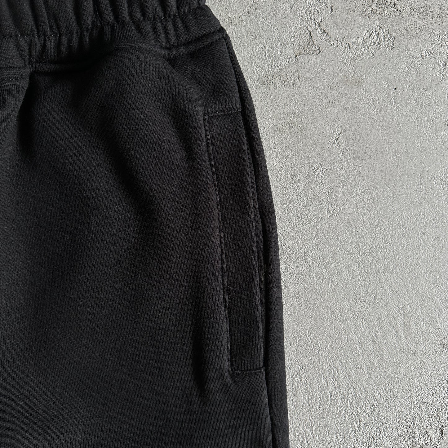 Syna World Round Neck “Black”