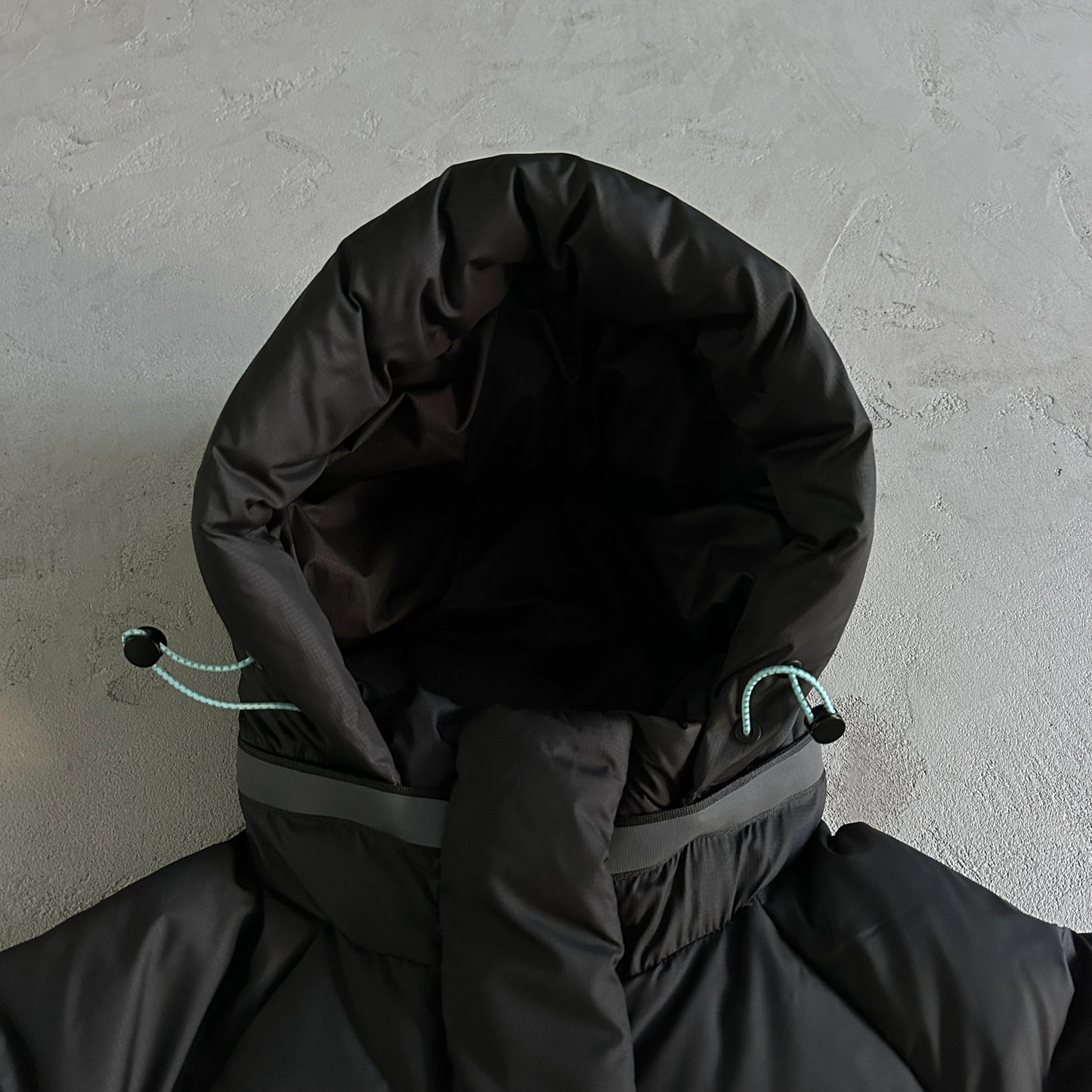 Syna World Down Jacket “Black Blue”