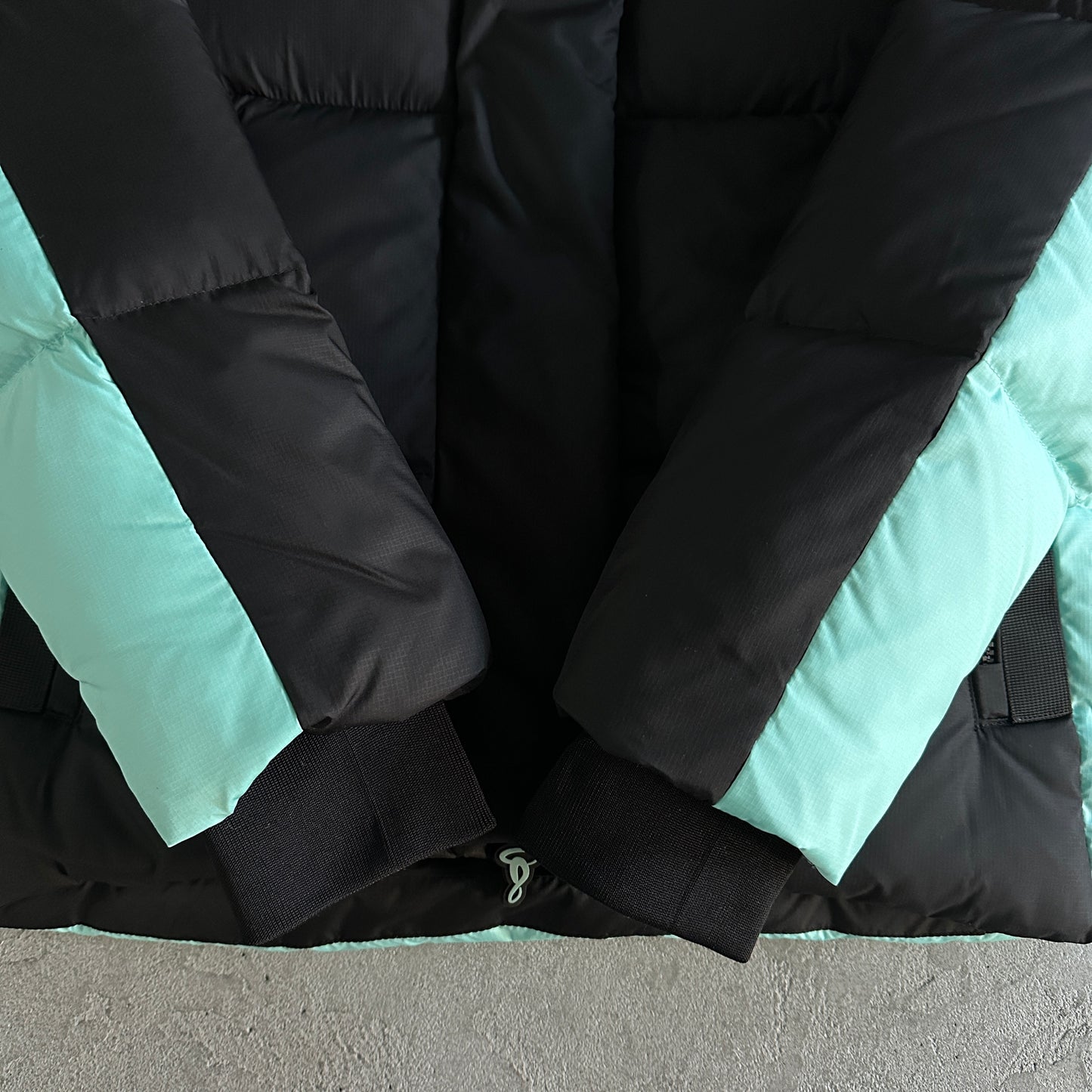 Syna World Down Jacket “Black Blue”