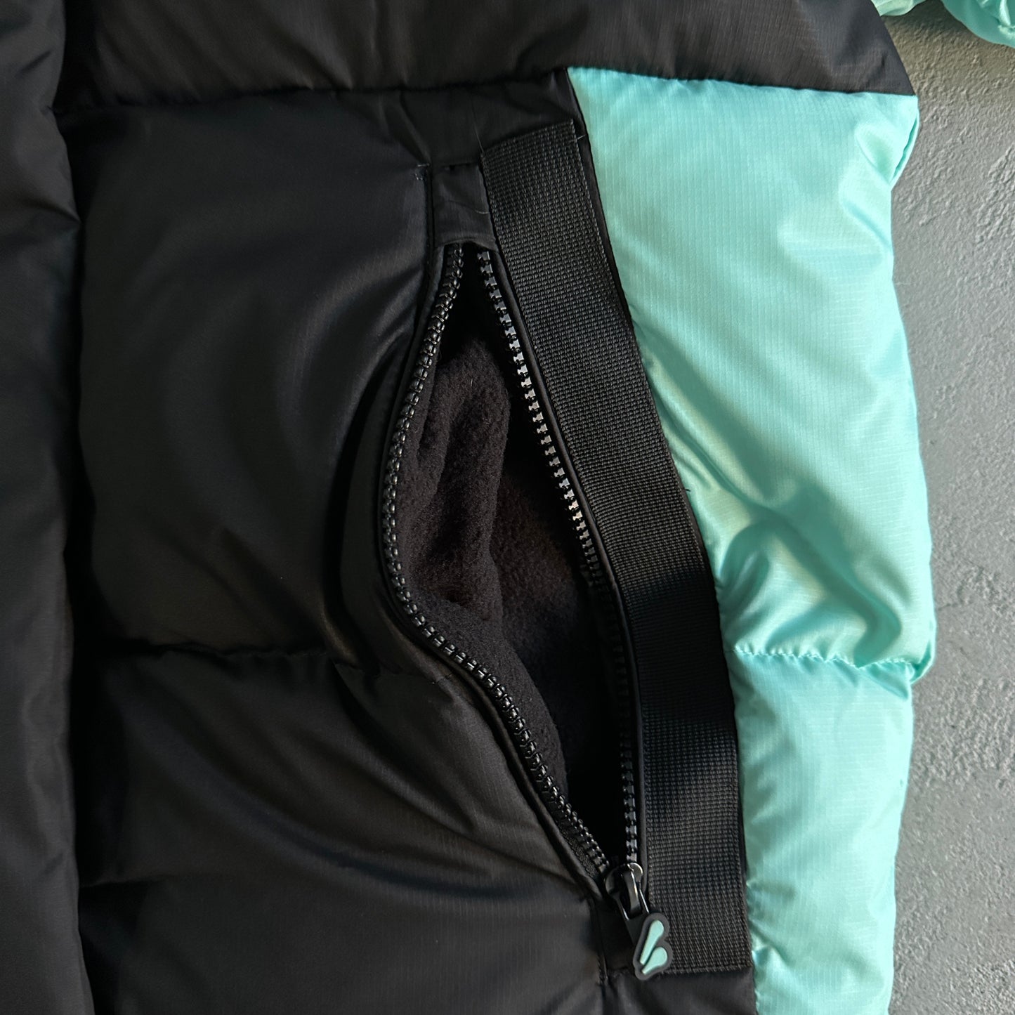Syna World Down Jacket “Black Blue”