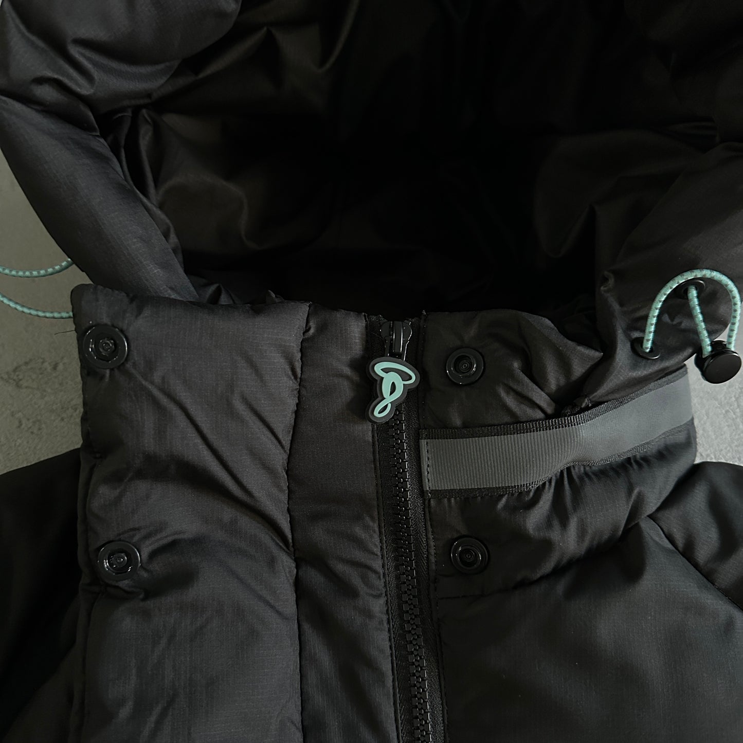 Syna World Down Jacket “Black Blue”