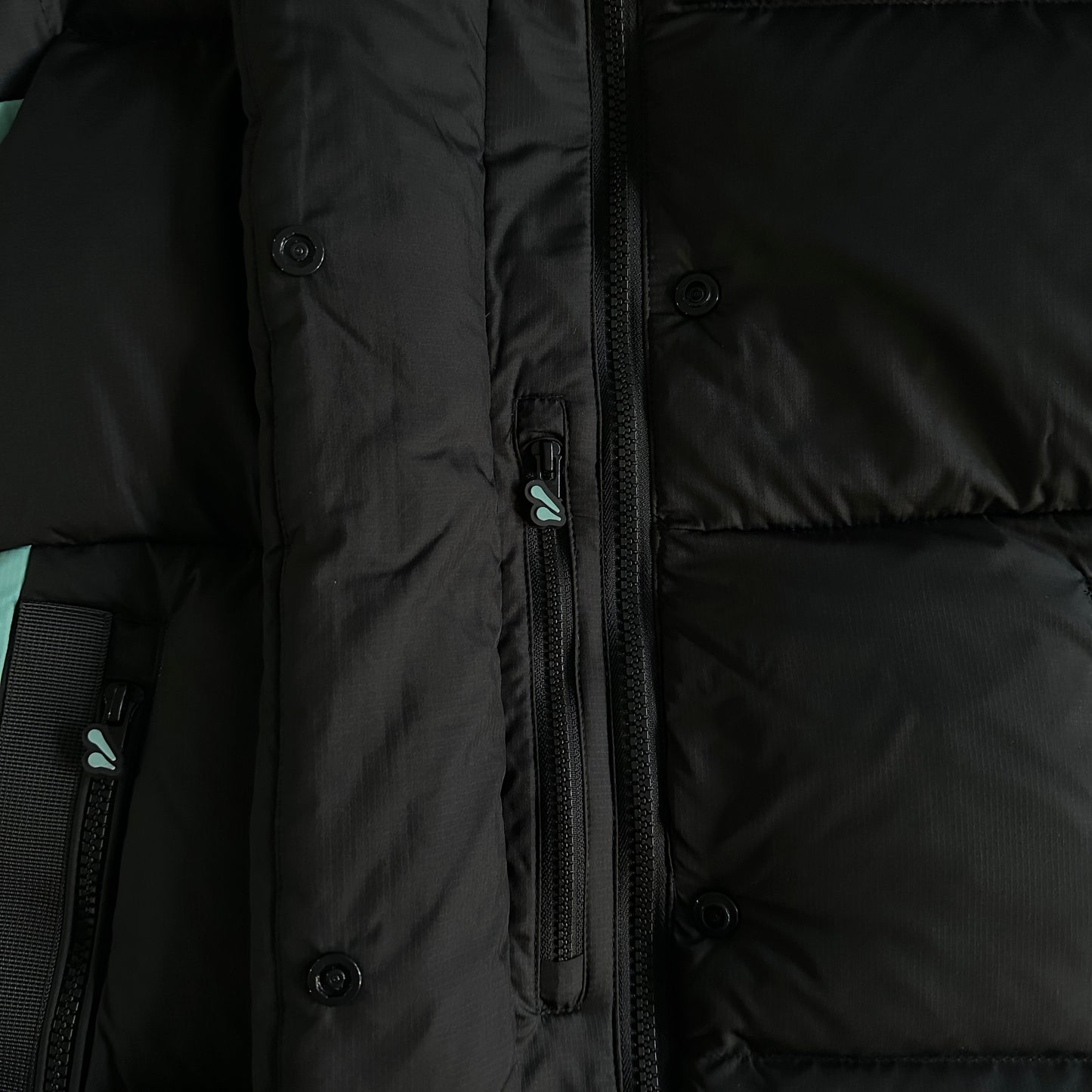 Syna World Down Jacket “Black Blue”