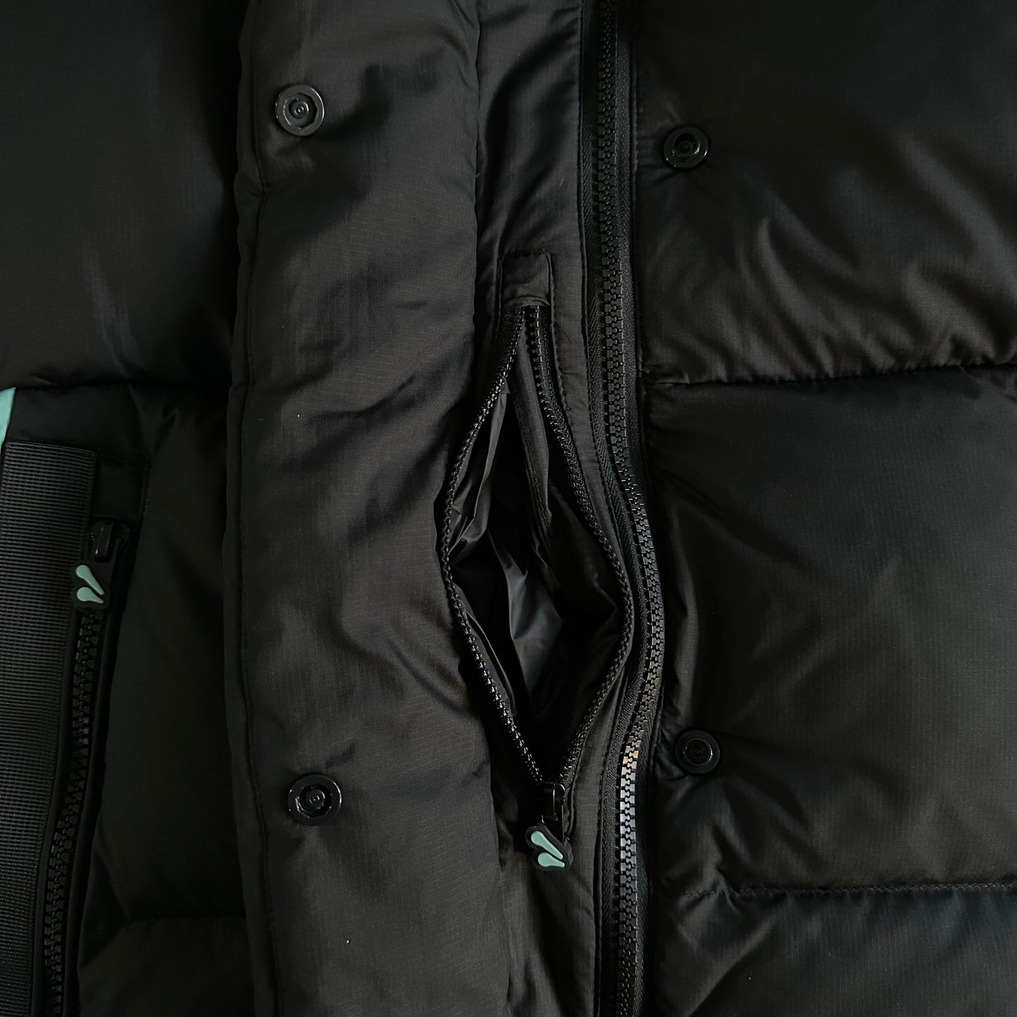 Syna World Down Jacket “Black Blue”