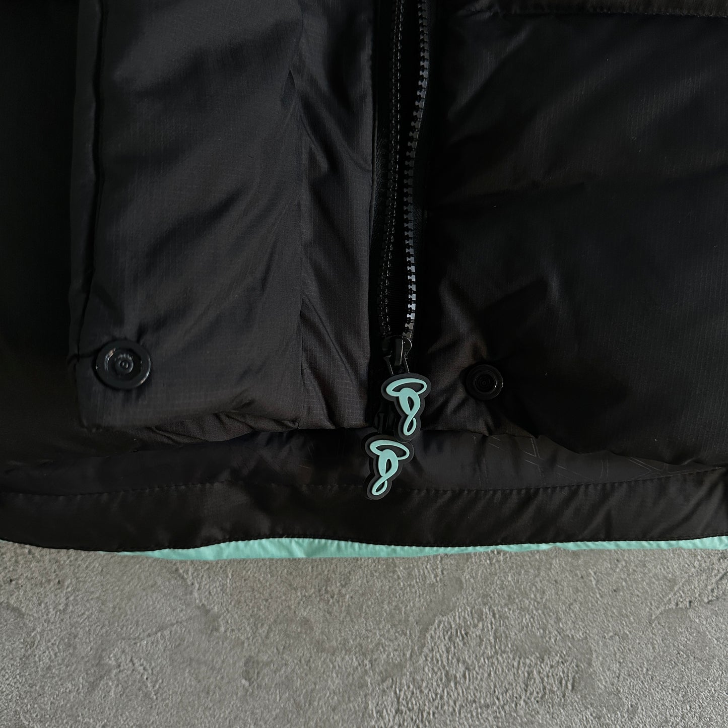 Syna World Down Jacket “Black Blue”