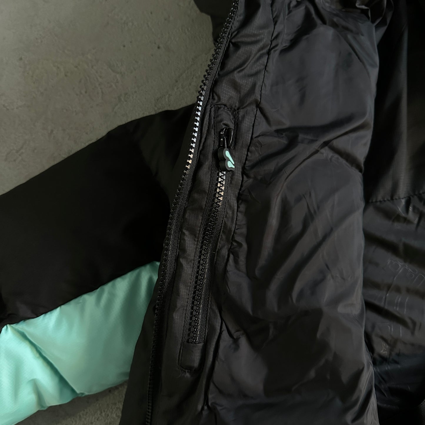 Syna World Down Jacket “Black Blue”