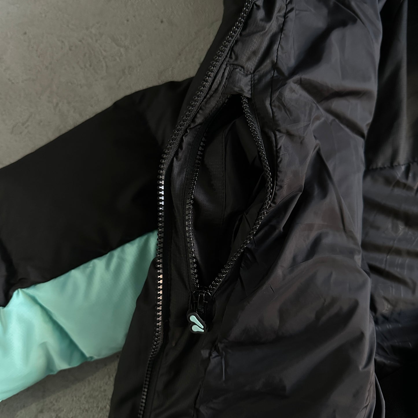 Syna World Down Jacket “Black Blue”