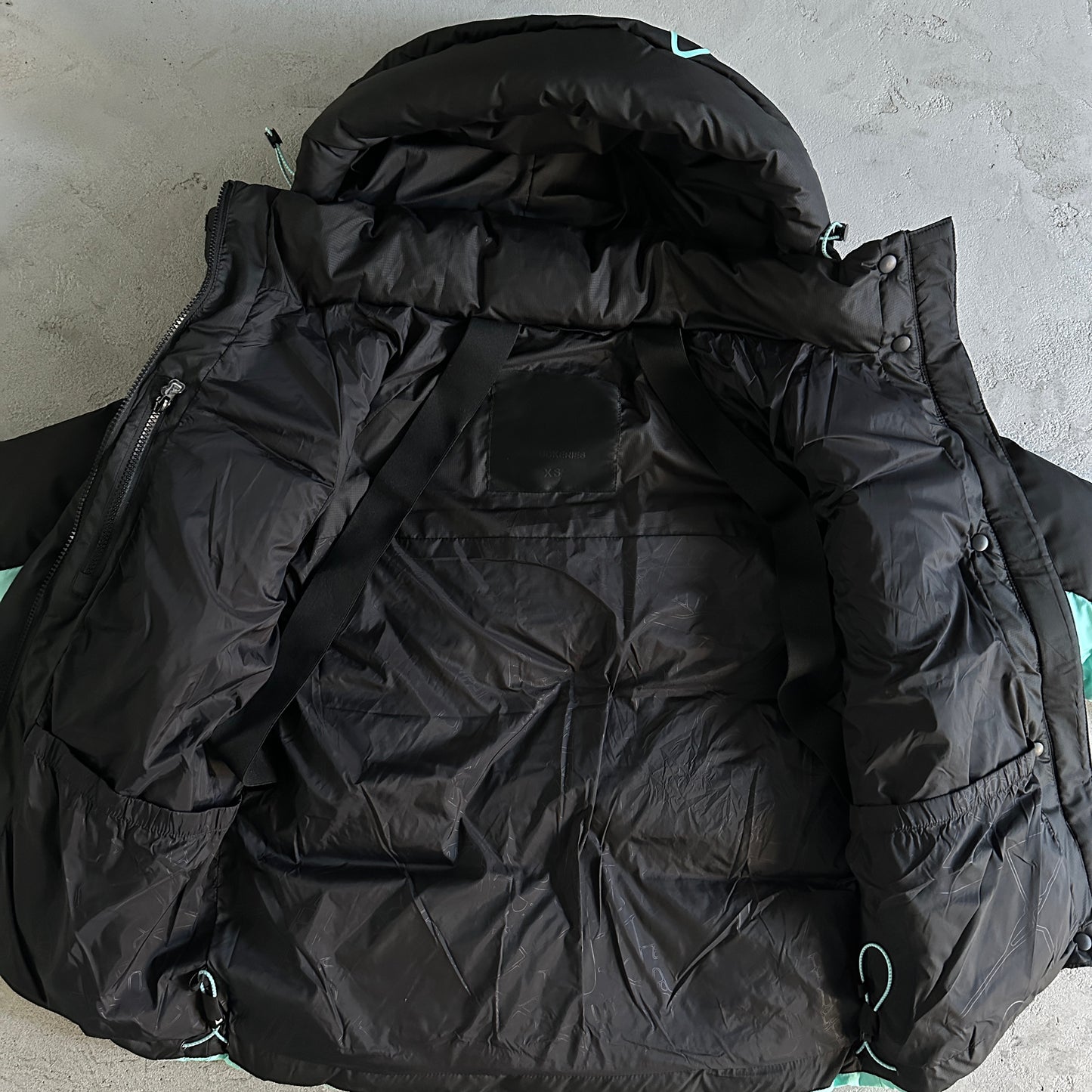 Syna World Down Jacket “Black Blue”