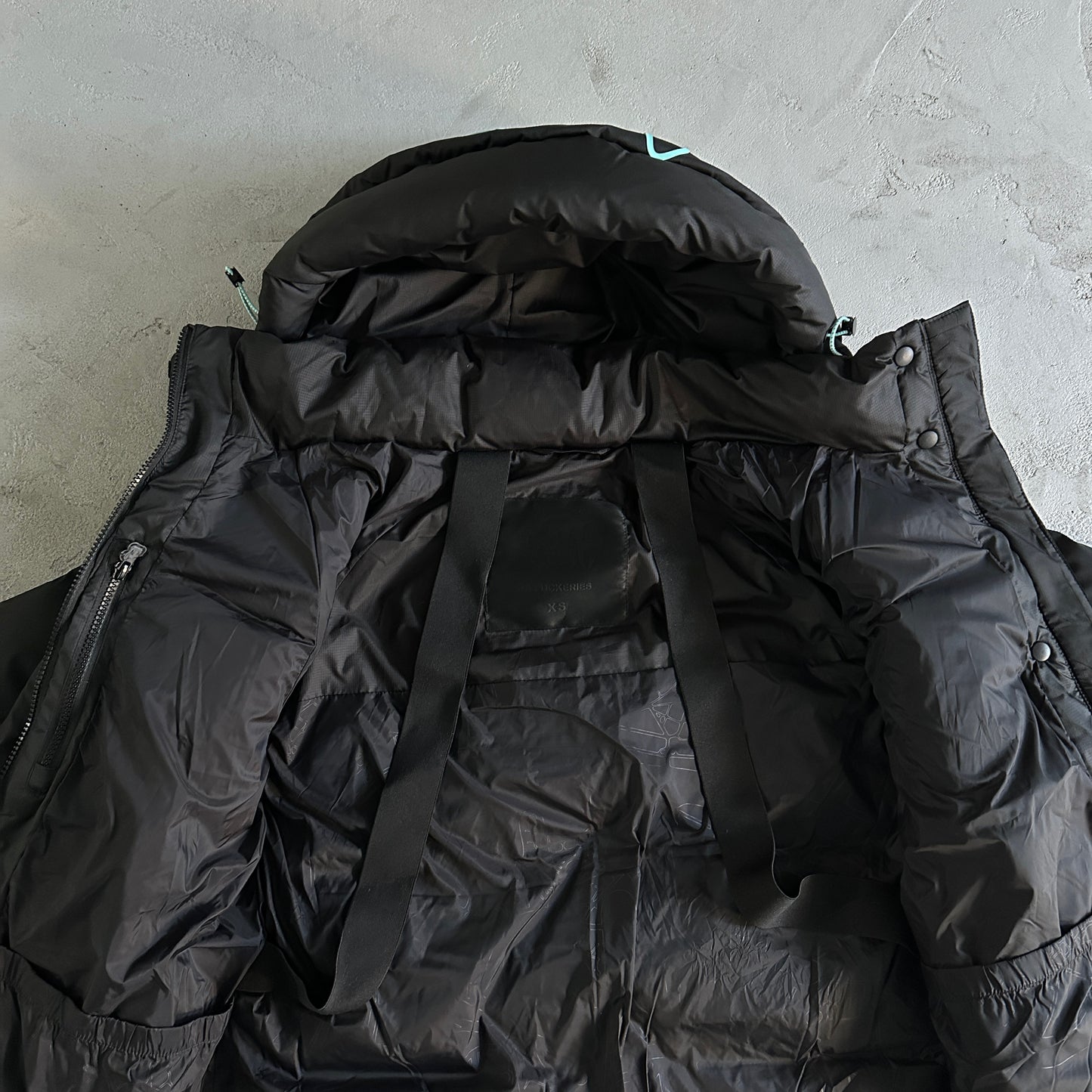 Syna World Down Jacket “Black Blue”
