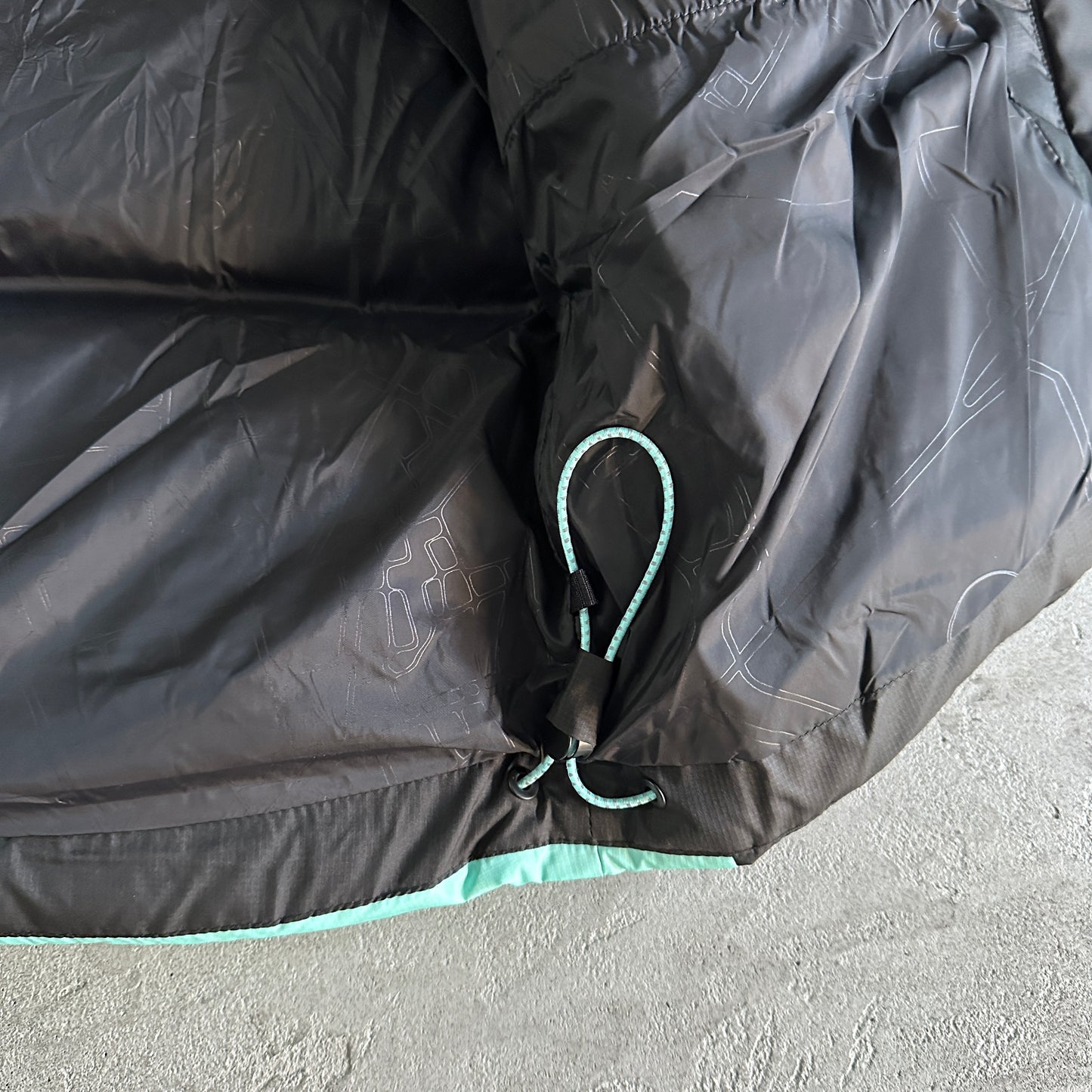 Syna World Down Jacket “Black Blue”
