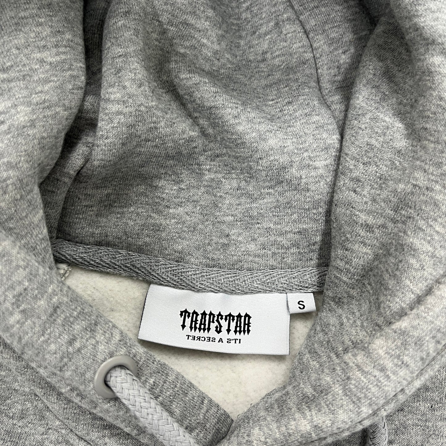 Conjunto Trapstar Chenille Decoded 2.0 Hoodie “Grey”