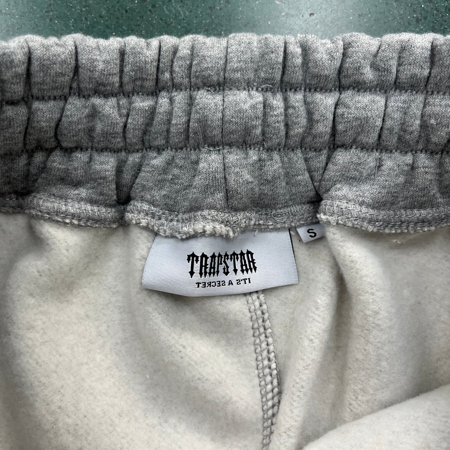 Conjunto Trapstar Chenille Decoded 2.0 Hoodie “Grey”